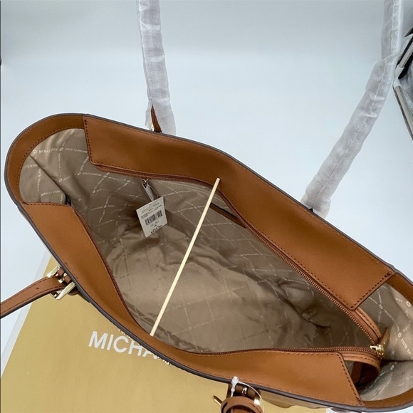 Michael Kors Large Gilly Tote & Trifold Wallet - Picture 5 of 13